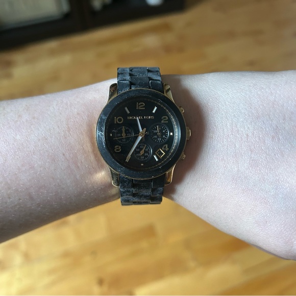 Michael Kors Unisex watch / need new battery - Picture 2 of 5
